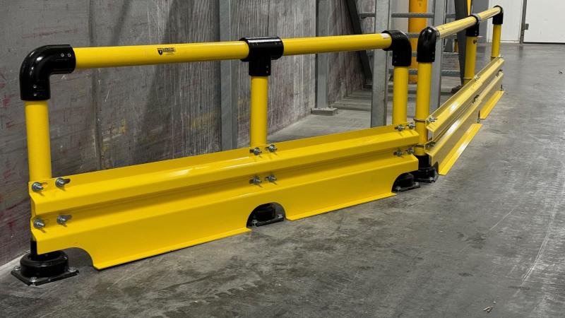 deze bordesopstelling staat onder aan een helling indien lichte e-truck doorschiet blijft de constructie hiervan vrij van impact.
