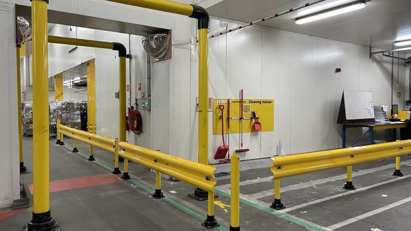 Hoogtebegrenzer of voorkoming dat de trucks met de mast omhoog door de doorgang willen rijden.