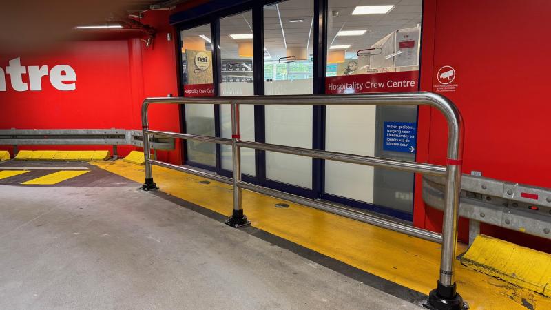 Bestaande RVS beschermbeugel flexibel gemaakt door te voorzien van 3 SlowStop voetstukken Type 1