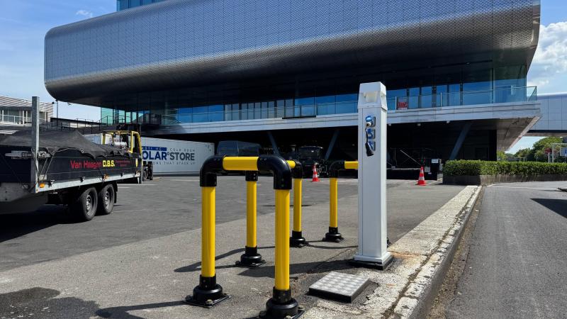 Bescherming stroomaansluiting achter op het plein bij het Elicium-Rai