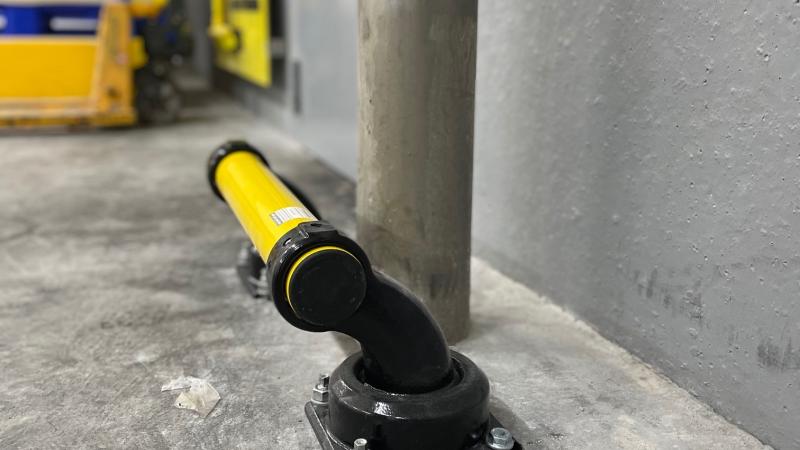 Bescherming van buis die uit de grond komt met beperkte ruimte voor een beugel