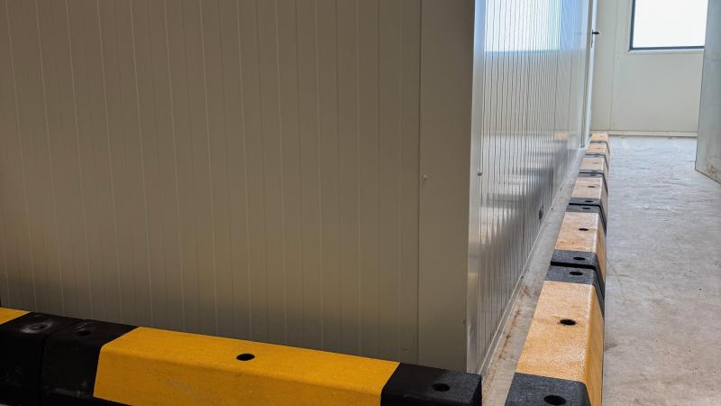 Bescherming wand tegen aanrijding met elektrische pompwagen